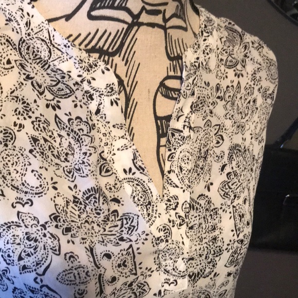 V-Neck Floral Blouse - Picture 2 of 3